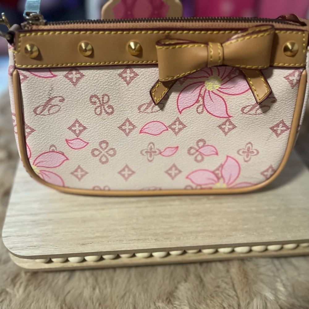 Super cute bag with 🎀 details